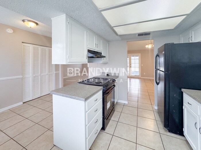 Building Photo - 8236 Weybridge Dr