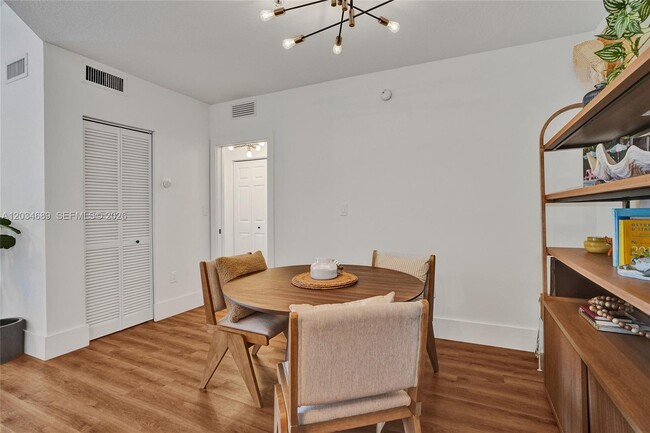 Building Photo - 6841 SW 44th St