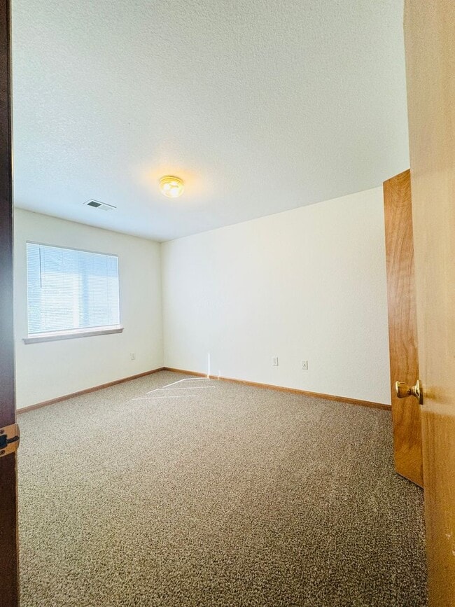 Building Photo - Wonderful 2 Story 3 Bedroom 2.5 Bath Townhome With Attached 2 Car Garage Near Lake Loveland in Lo...