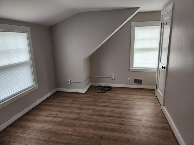 Building Photo - 5 Ray St