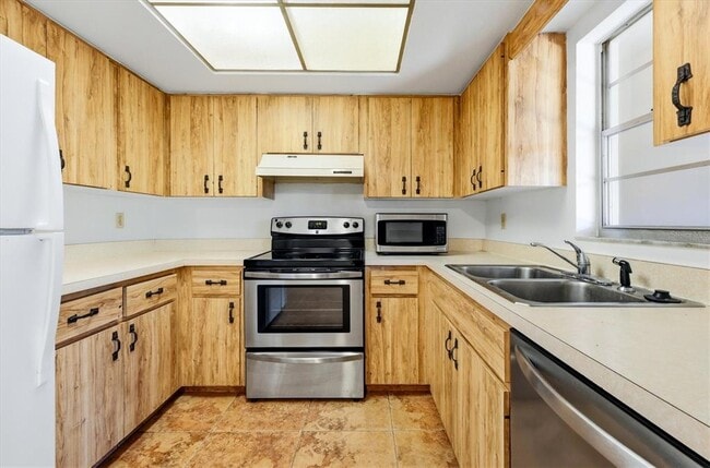 Building Photo - 2777 Dueby St