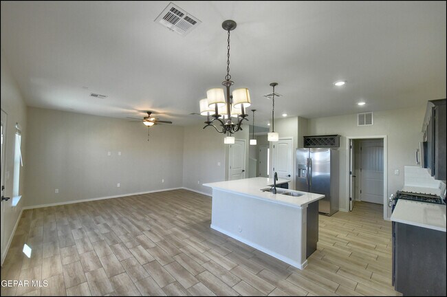 Building Photo - 516 Logwood Ave