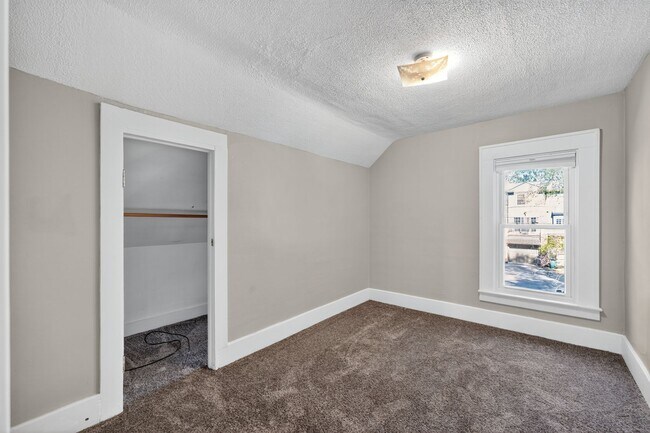 Building Photo - 814 Louis Ave