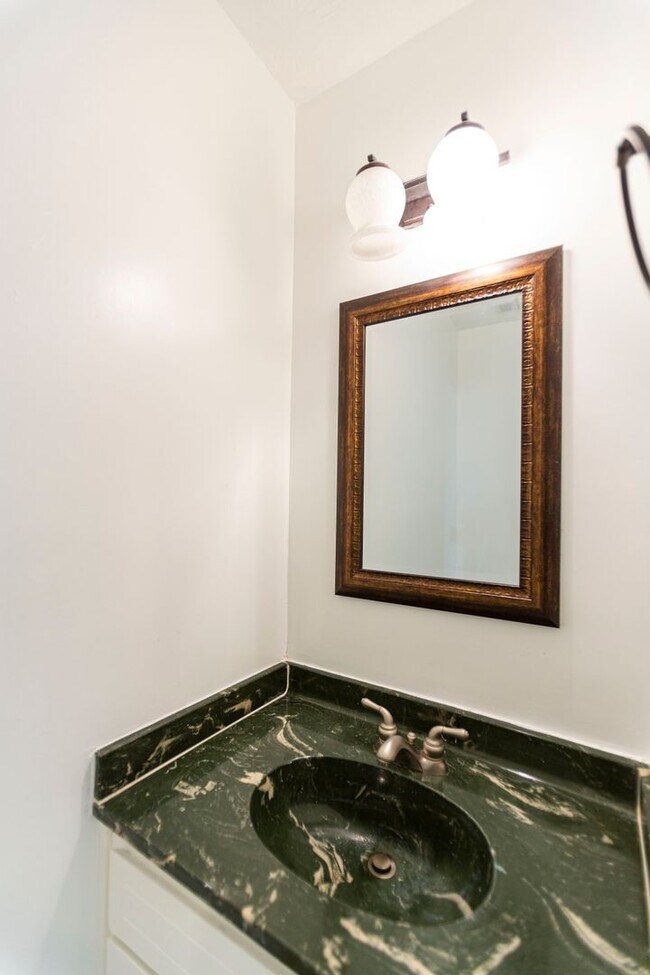 Building Photo - 2bd Townhome in the Heart of Tucker