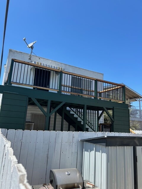 Building Photo - Renovated Upstairs 1-Bedroom with Private ...