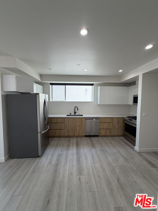 Building Photo - 124 S Croft Ave