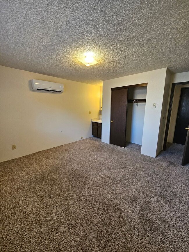 Building Photo - Private house, in great location!