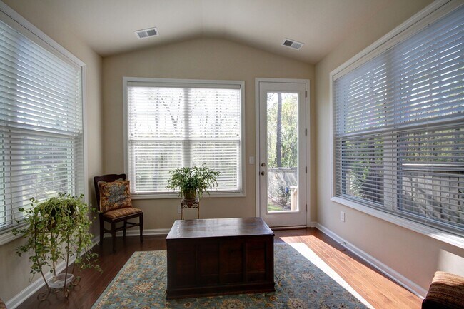 Building Photo - Stunning 4 bedroom in Park West - Mt. Pleasant