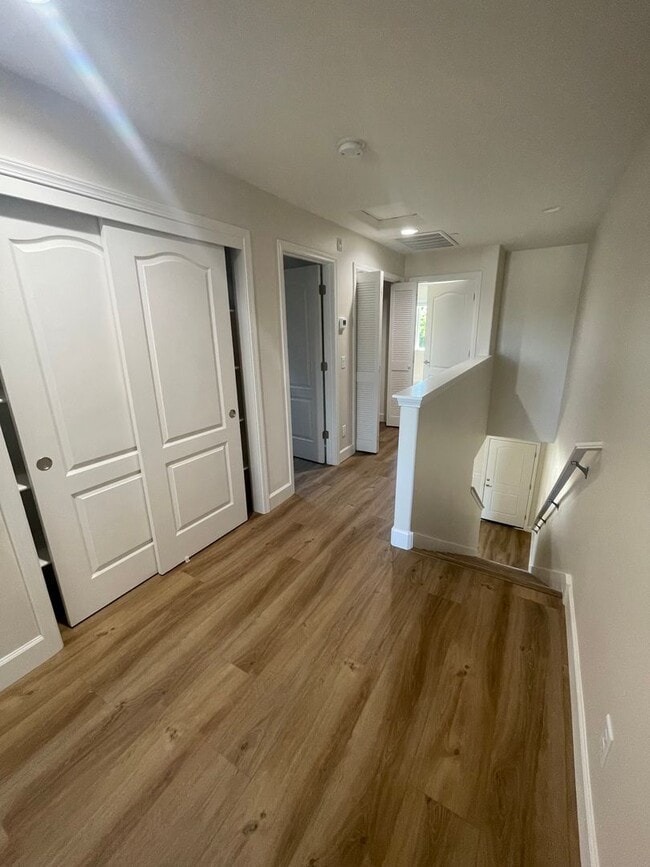 Building Photo - 2 bed, 2.5 bathroom Townhouse