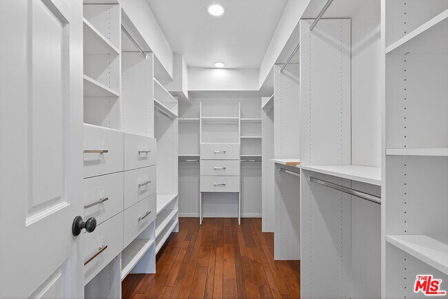 Building Photo - 322 25th St