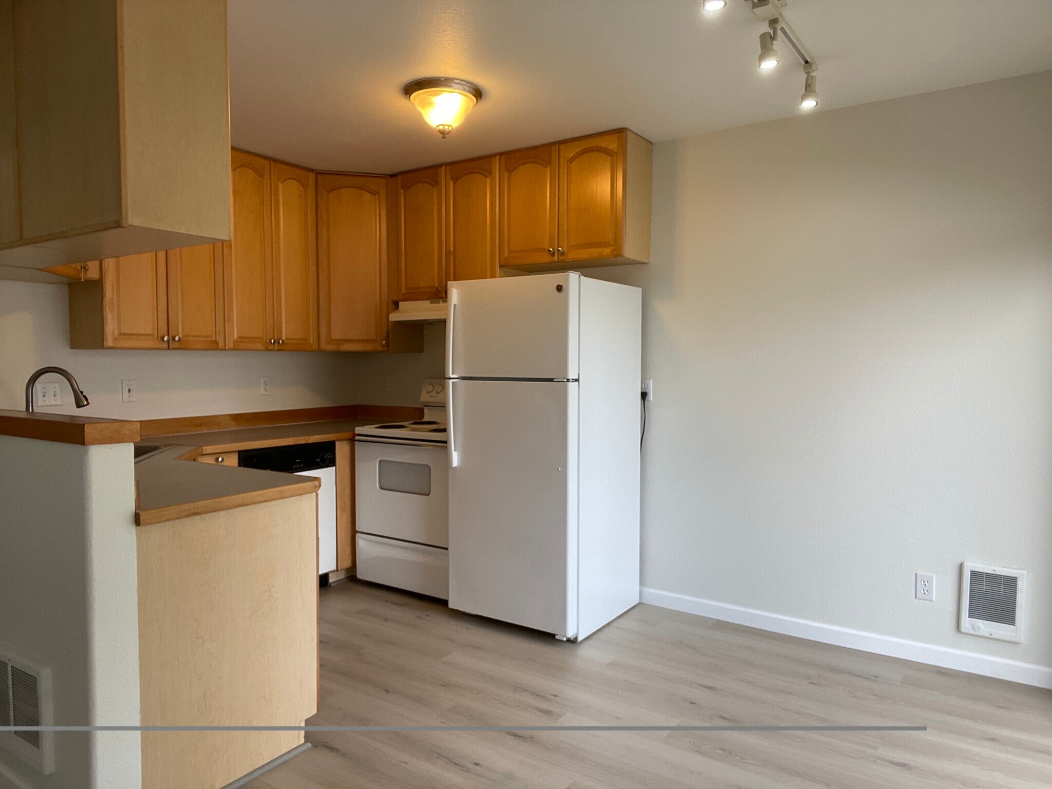 Building Photo - 1301 Nehalem Ave