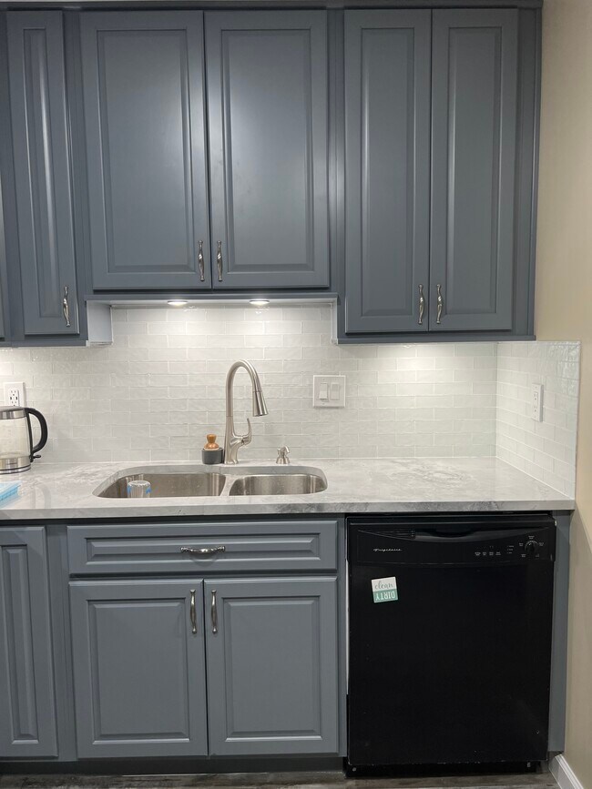 Granite countertops, tile backsplash, garbage disposal & dishwasher. - 3942 Solano Rd