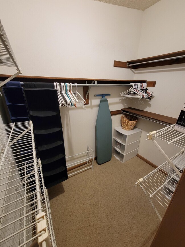 Building Photo - 2540 Kinnikinnick Rd