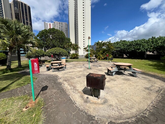 Building Photo - Kukui Plaza Diamond Head Tower- 1 Bed, 1 B...