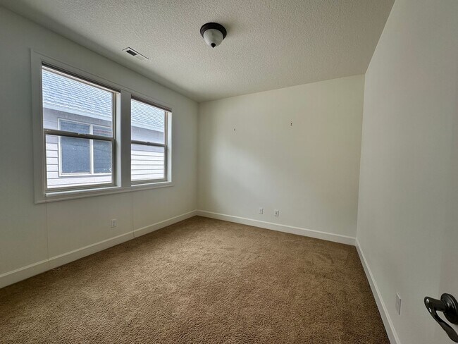 Building Photo - Spacious 3 Bedroom + Bonus Room , club, Across from Park!