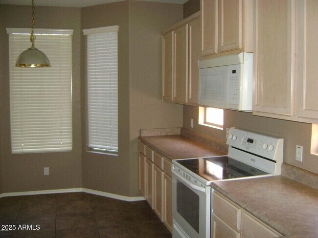 Building Photo - 5261 E Hilton Ave