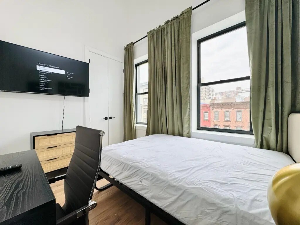 Building Photo - Furnished room/NOT APARTMENT