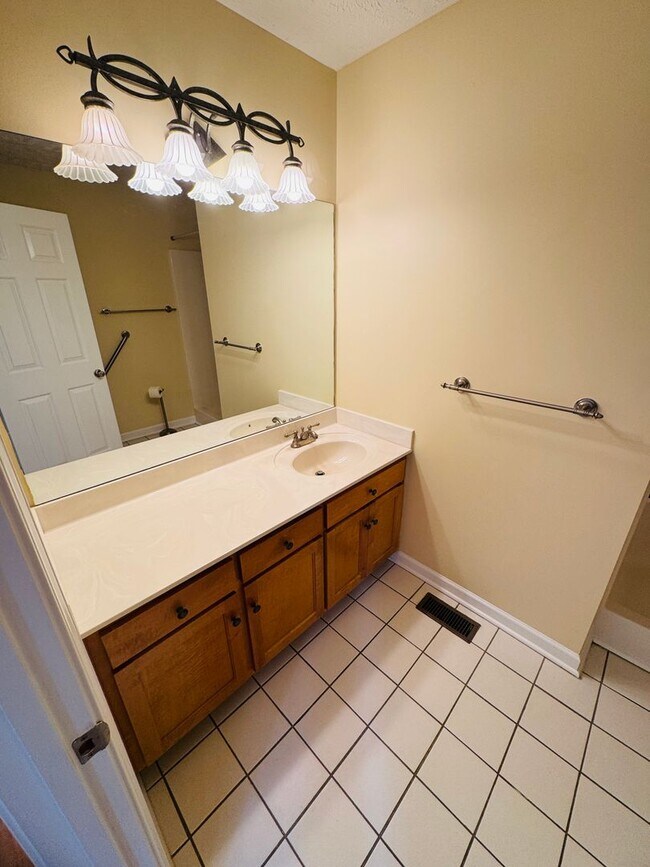 Building Photo - 3-BED, 2-BATH SINGLE FAMILY HOME WALKING DISTANCE TO CUMBERLAND!