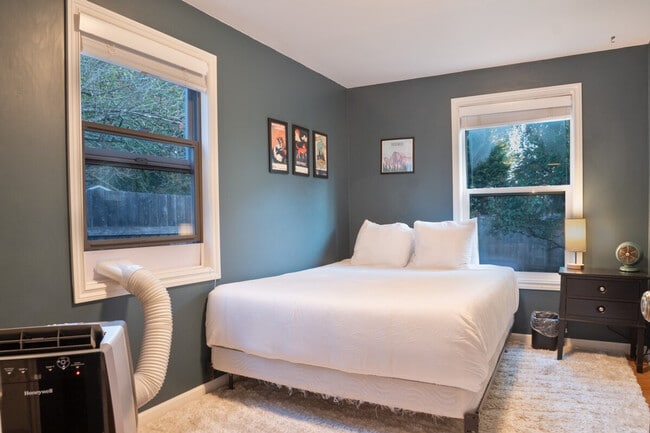 Building Photo - 11315 Roosevelt Way NE