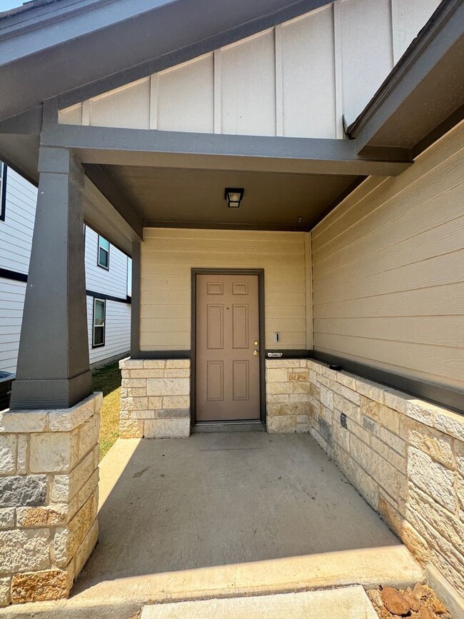 Building Photo - Move-In Ready Modern 4-Bedroom 2 Bath Home...