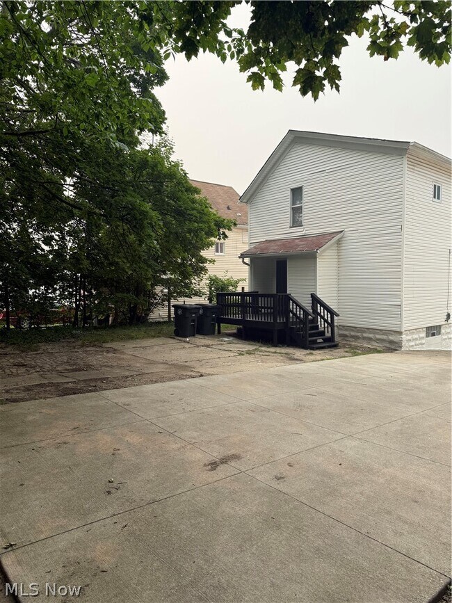 Building Photo - 240 E Miller Ave