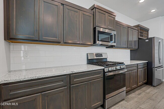 Building Photo - 13130 Oakhampton Ave