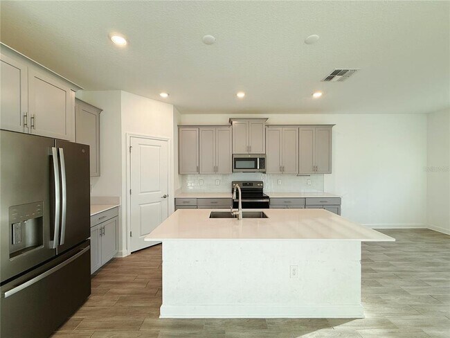 Building Photo - 5001 Center Ct