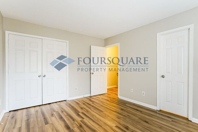 Building Photo - Inviting 2-Bed Townhome with Front Porch, Private Parking  & Storage