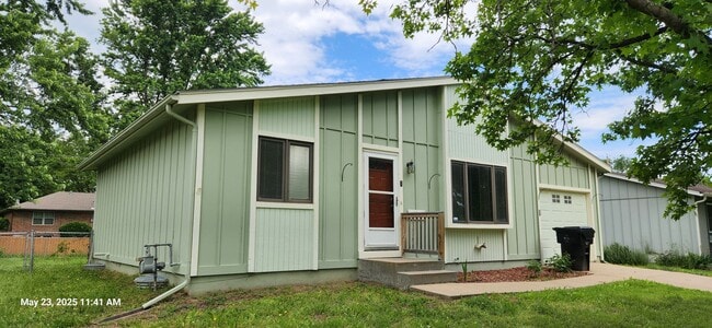 Building Photo - You'll love this 2BR + bsmt bonus rooms ra...