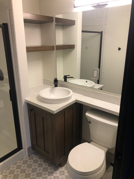 Bathroom - 524 S Dorchester Ave