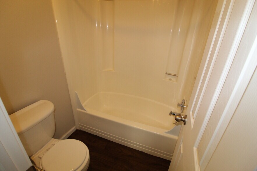Full Bath - 7575 Bingham Ct