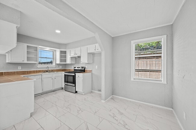 Building Photo - 13527 Montaigne Dr