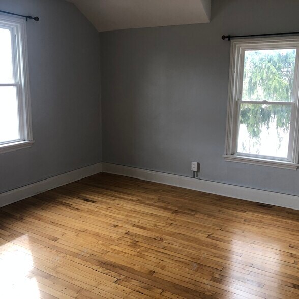 Building Photo - 1630 N Maple Rd
