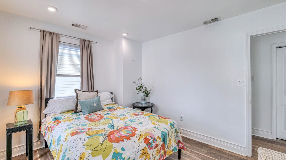 Building Photo - 14 N Vassar Sq