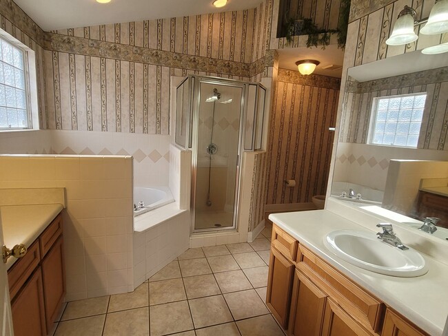 Building Photo - MODERN 3/2 w/ Garage, Spa Tub, Wood Floors...