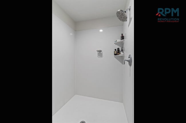 Building Photo - "Charming West Haven Retreat: Spacious 3-B...
