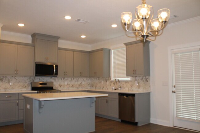 Building Photo - 846 Lillian Pk Dr