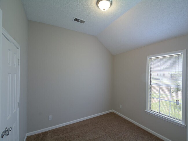 Building Photo - 3 BEDROOM, 2 BATH NEAR STATELINE RD AND ROSS RD