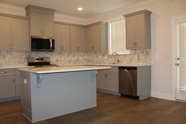 Building Photo - 846 Lillian Pk Dr