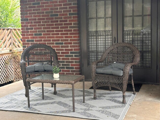 Building Photo - 217 Thayer St