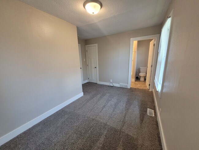 Building Photo - 2 Bedroom, 2 Bathroom Home with large garage!