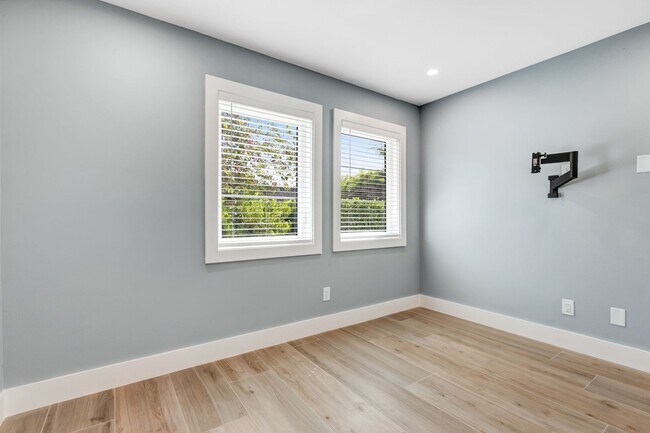 Building Photo - ** OLDE NAPLES ** 2 BED / 2 BATH - COMPLETELY REMODELED - PET OK! - ANNUAL RENTAL