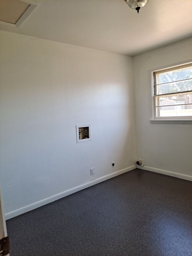 Building Photo - ALL PROSPECTIVE TENANTS MUST SUBMIT A $58 ...