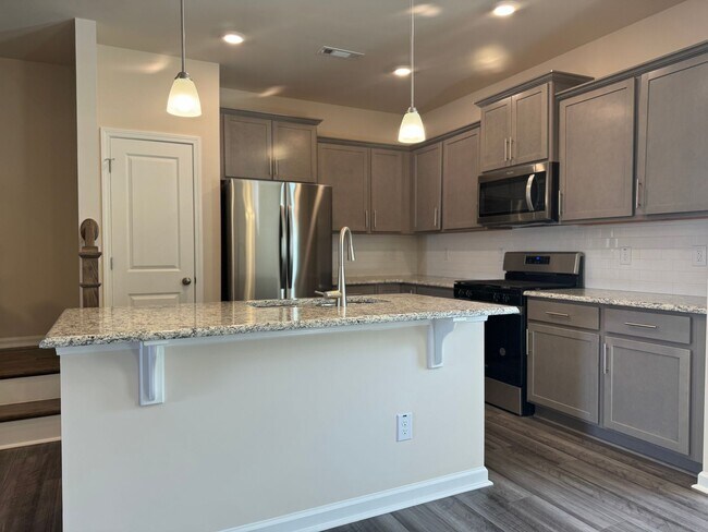 Building Photo - Stunning 3BR 2.5BA Townhome in Jamestown