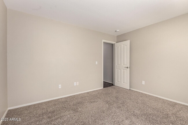 Building Photo - 4122 E Palm Beach Dr