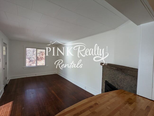 Building Photo - Cozy Triplex in Desirable Manitou Springs!