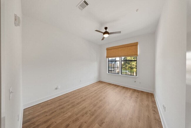 Building Photo - 2 Bedroom Condo Near LSU in a gated community