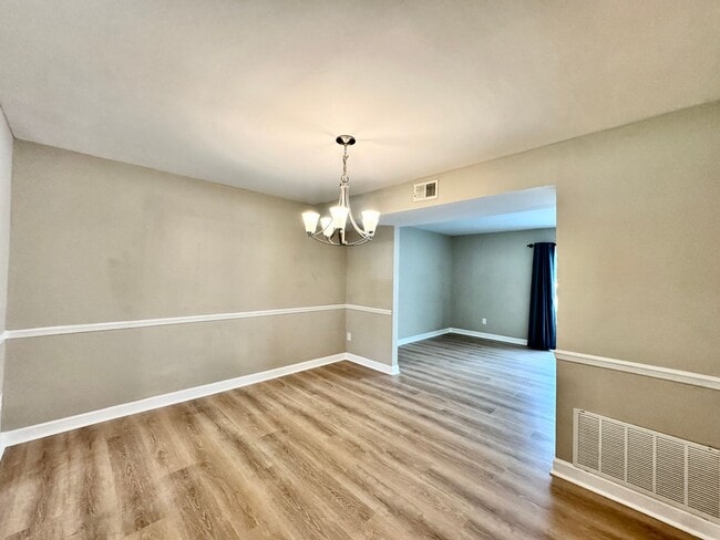 Building Photo - Great Neck Townhome Available NOW! Neutral...