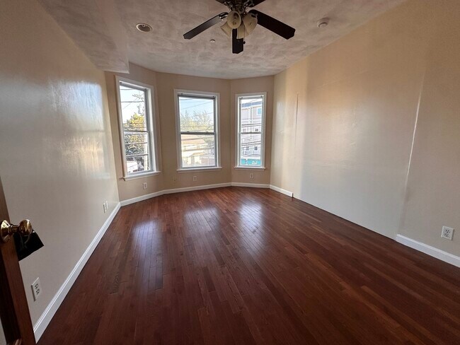 Building Photo - 176 Elm St