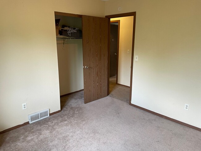 Building Photo - Central Location! 4 Bed 2 Bath House in Fort Collins
